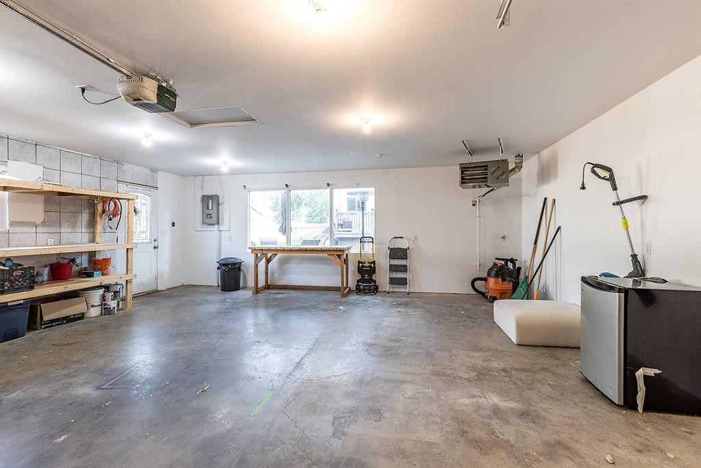 259 3 Street Nw, Medicine Hat, AB - Indoor Photo Showing Other Room