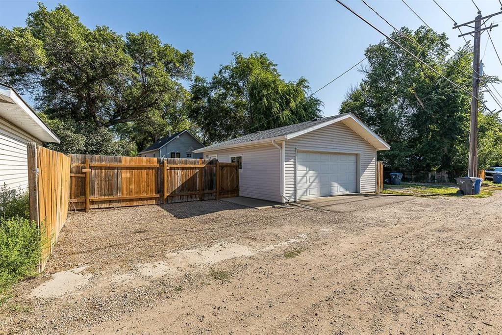 259 3 Street Nw, Medicine Hat, AB - Outdoor