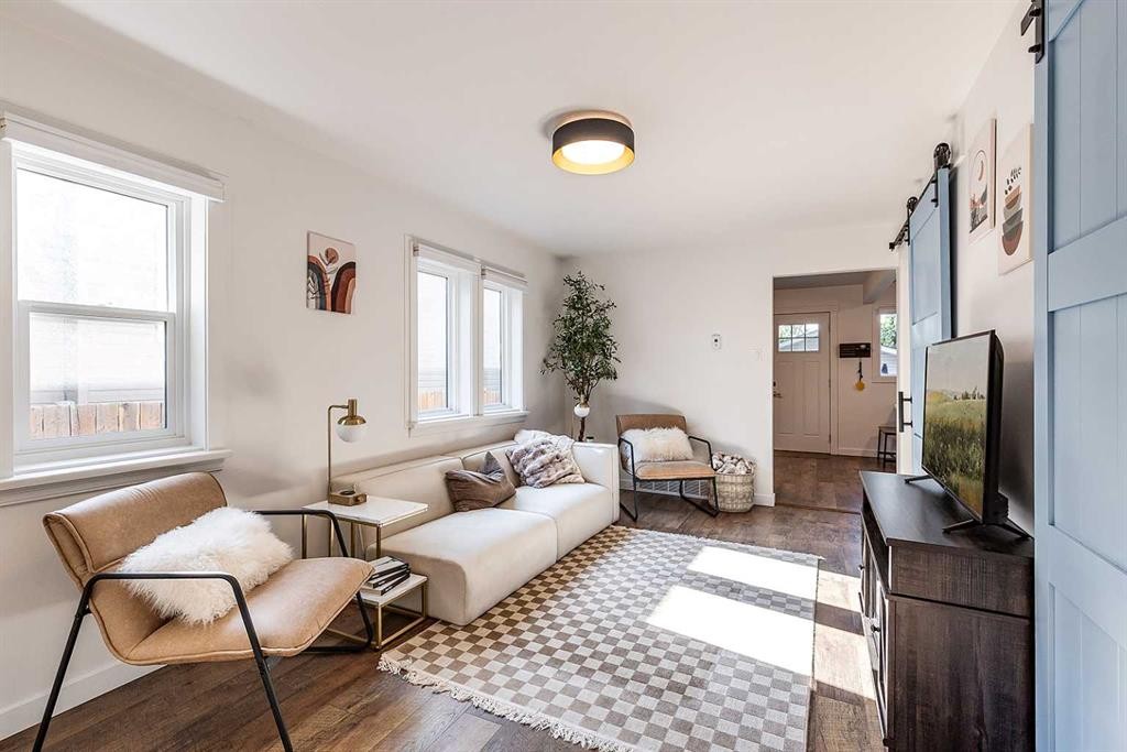 259 3 Street Nw, Medicine Hat, AB - Indoor Photo Showing Living Room