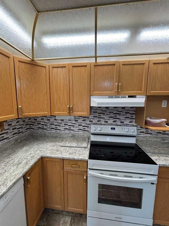 424-3021 13 Avenue Se, Medicine Hat, AB - Indoor Photo Showing Kitchen