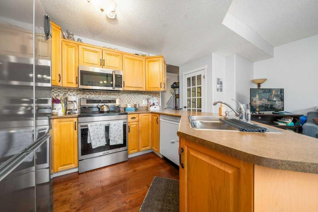 316 Washington Way Se, Medicine Hat, AB - Indoor Photo Showing Kitchen With Double Sink