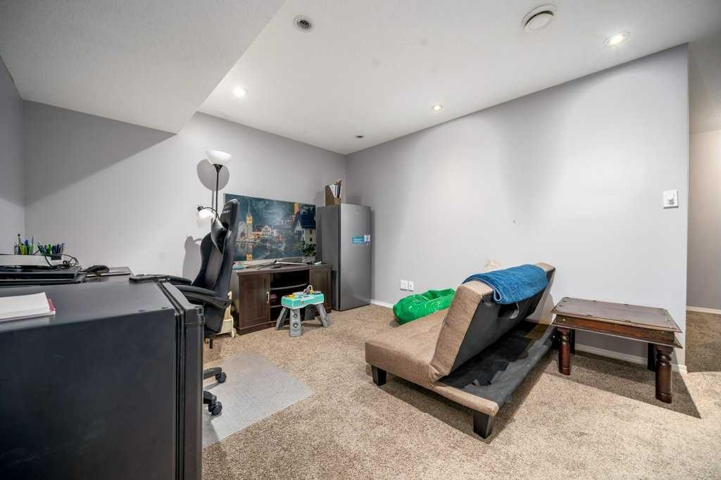 316 Washington Way Se, Medicine Hat, AB - Indoor