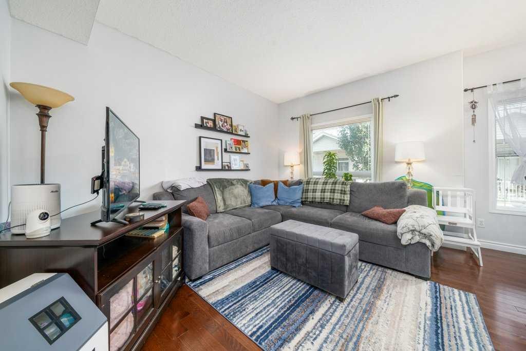 316 Washington Way Se, Medicine Hat, AB - Indoor Photo Showing Living Room