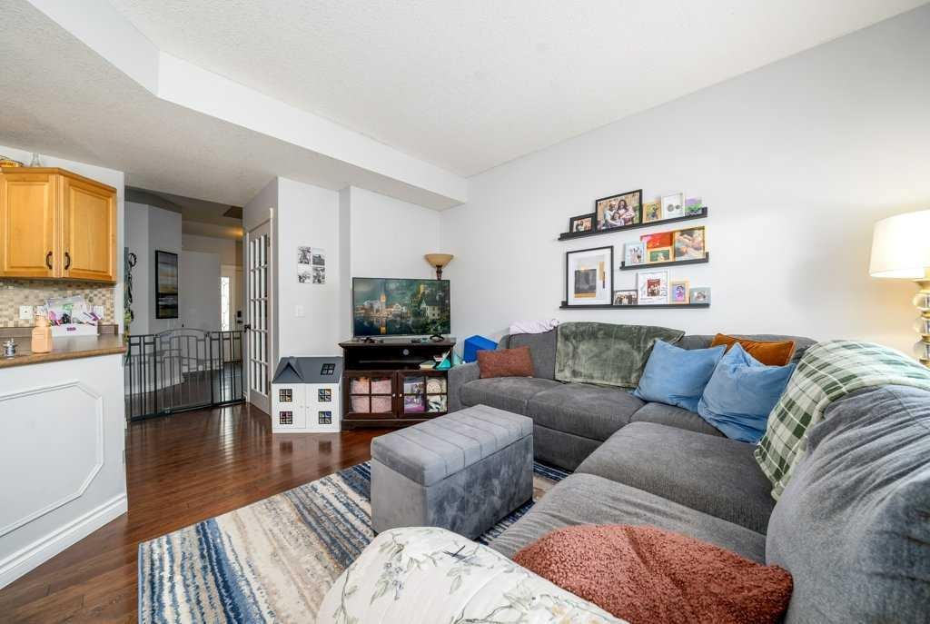 316 Washington Way Se, Medicine Hat, AB - Indoor Photo Showing Living Room