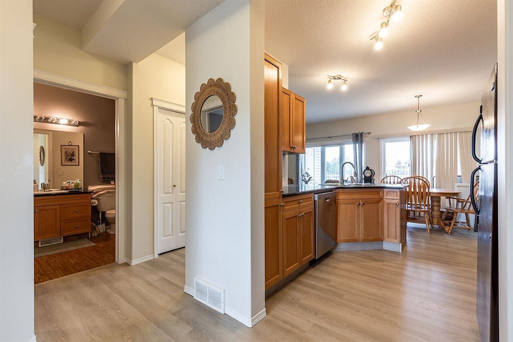 328 Northlands Pointe Ne, Medicine Hat, AB - Indoor Photo Showing Kitchen