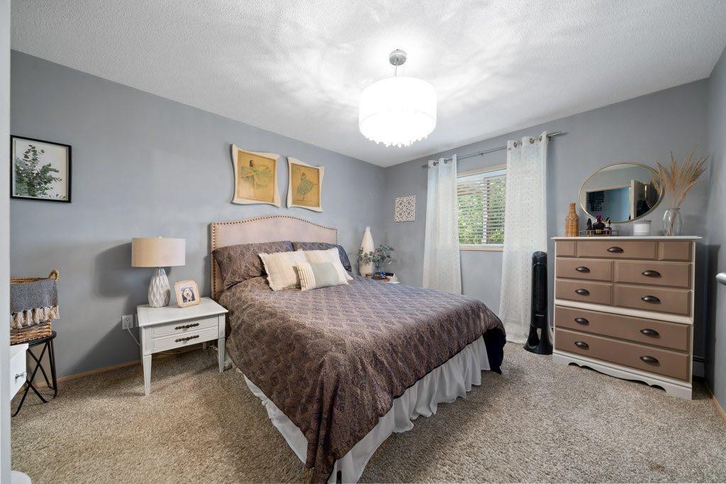 512-245 Red Deer Drive Sw, Medicine Hat, AB - Indoor Photo Showing Bedroom