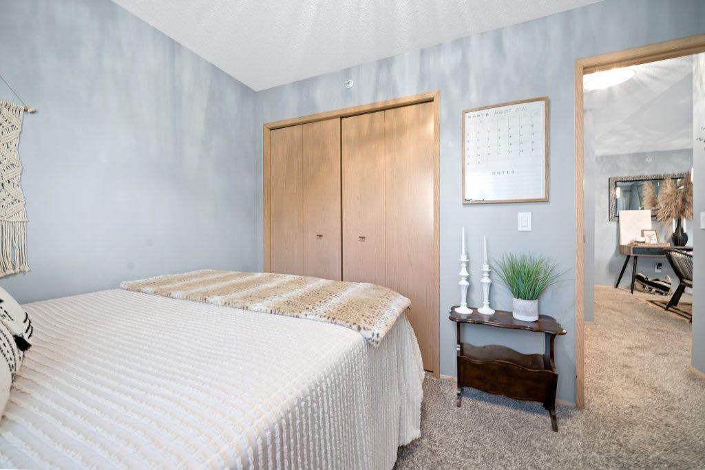 512-245 Red Deer Drive Sw, Medicine Hat, AB - Indoor Photo Showing Bedroom