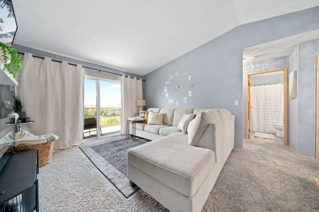 512-245 Red Deer Drive Sw, Medicine Hat, AB - Indoor Photo Showing Living Room