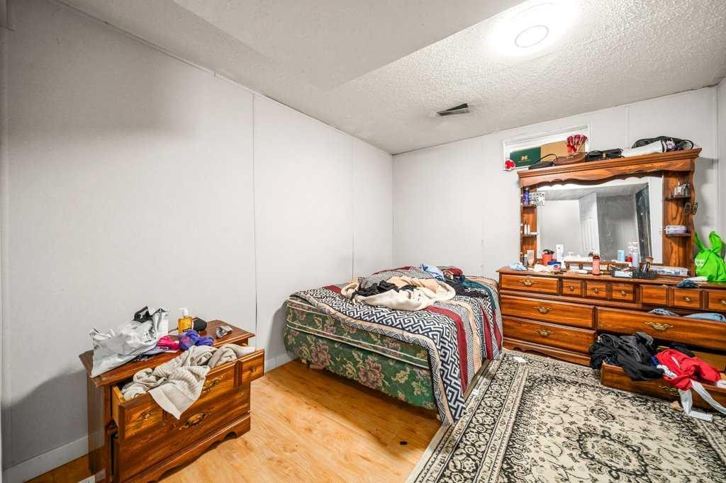 480 Hilton Crescent Ne, Medicine Hat, AB - Indoor Photo Showing Bedroom