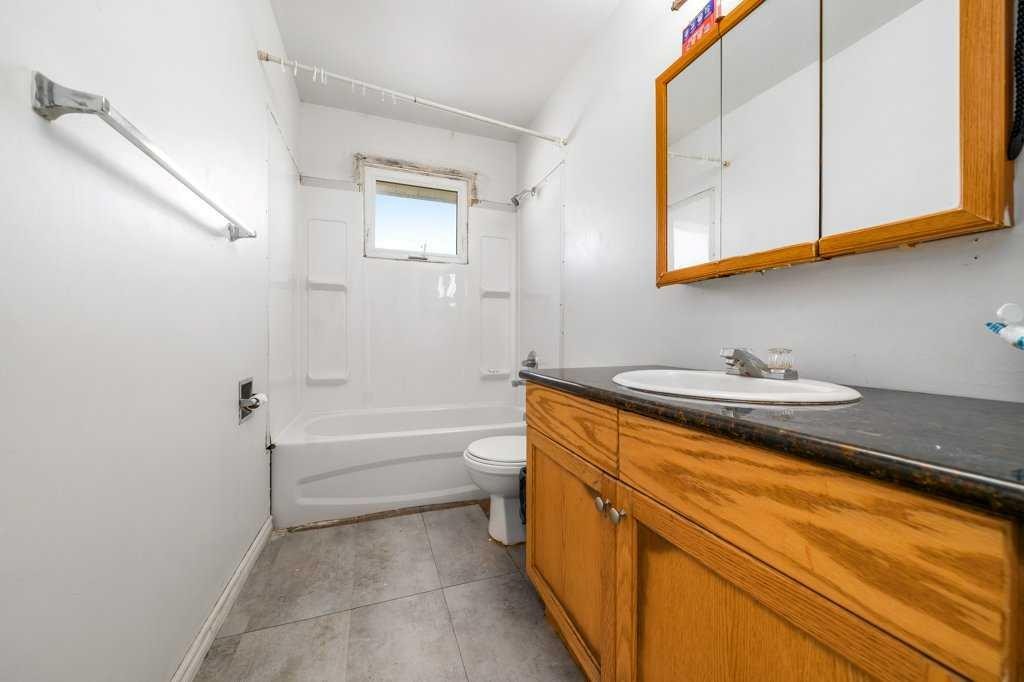 480 Hilton Crescent Ne, Medicine Hat, AB - Indoor Photo Showing Bathroom
