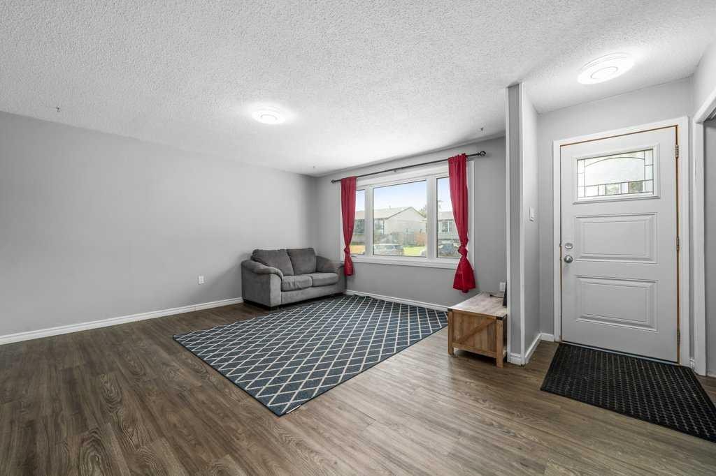 480 Hilton Crescent Ne, Medicine Hat, AB - Indoor Photo Showing Other Room