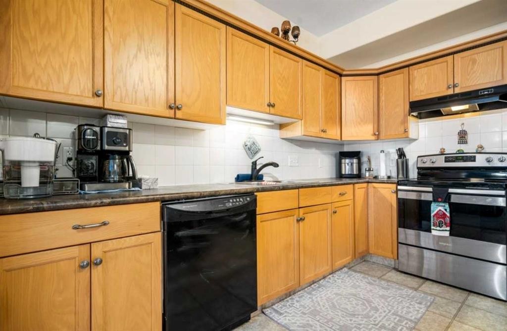 2-10 Broadway Court Nw, Redcliff, AB - Indoor Photo Showing Kitchen