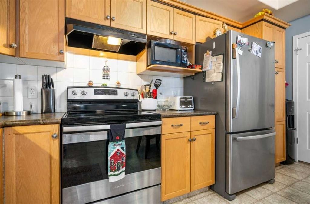 2-10 Broadway Court Nw, Redcliff, AB - Indoor Photo Showing Kitchen