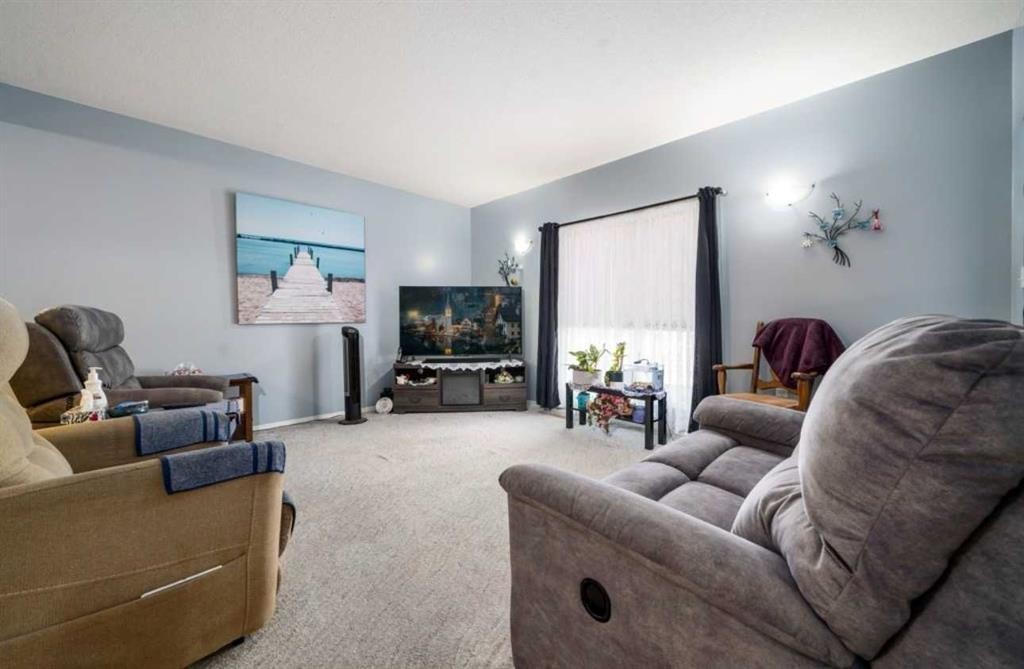 2-10 Broadway Court Nw, Redcliff, AB - Indoor Photo Showing Living Room