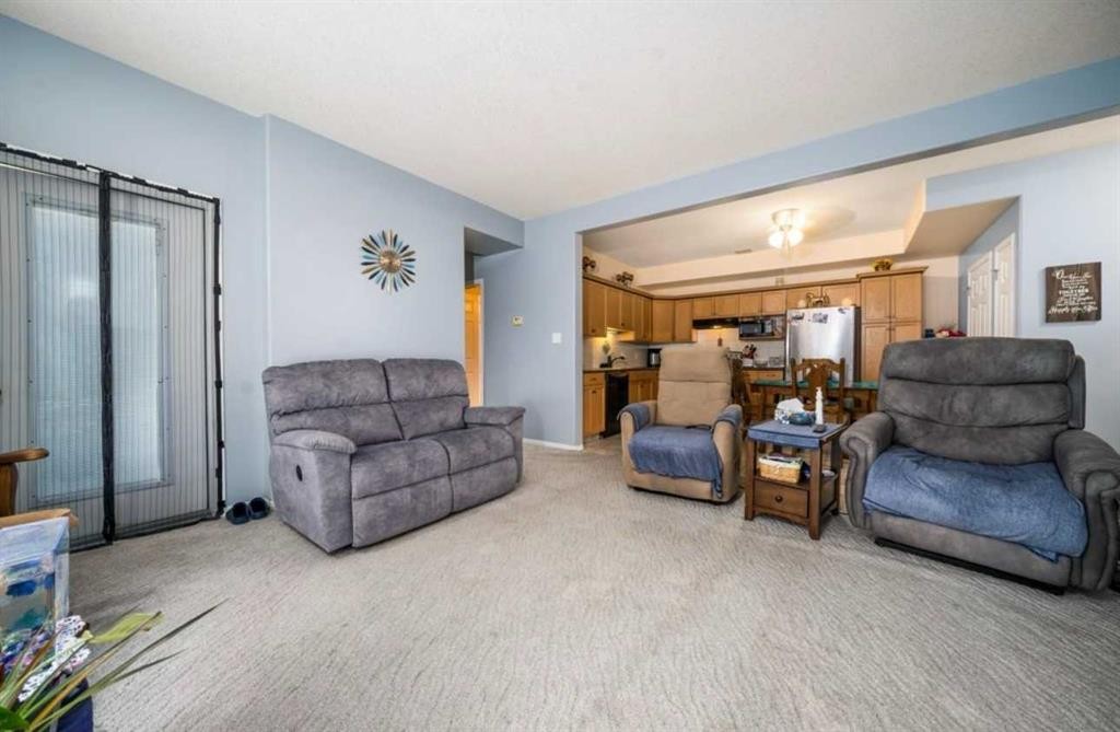 2-10 Broadway Court Nw, Redcliff, AB - Indoor Photo Showing Living Room