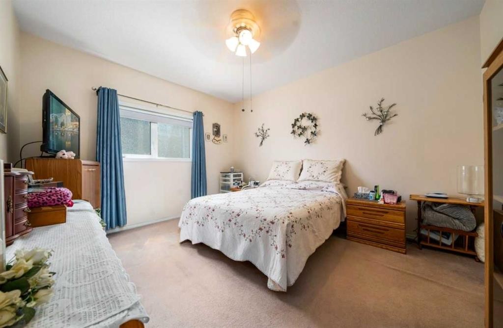 2-10 Broadway Court Nw, Redcliff, AB - Indoor Photo Showing Bedroom