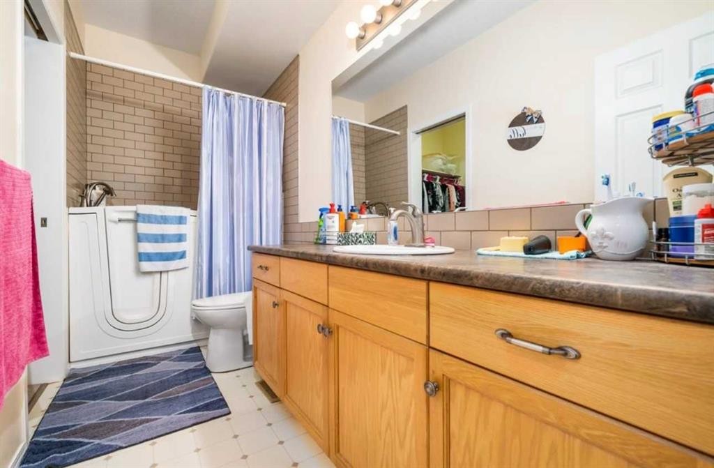 2-10 Broadway Court Nw, Redcliff, AB - Indoor Photo Showing Bathroom