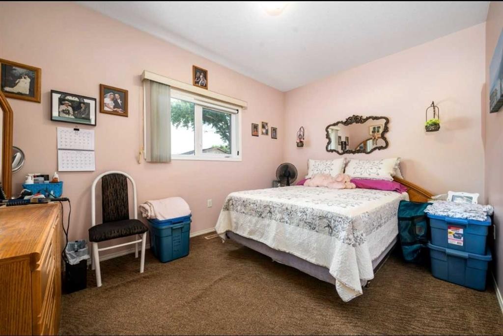 2-10 Broadway Court Nw, Redcliff, AB - Indoor Photo Showing Bedroom
