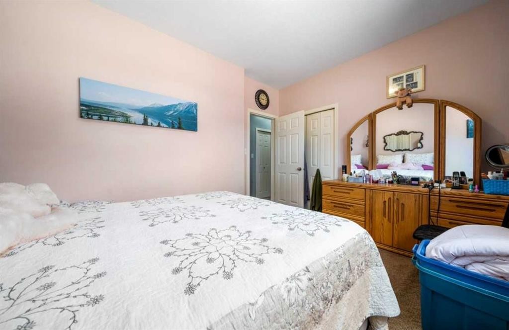 2-10 Broadway Court Nw, Redcliff, AB - Indoor Photo Showing Bedroom