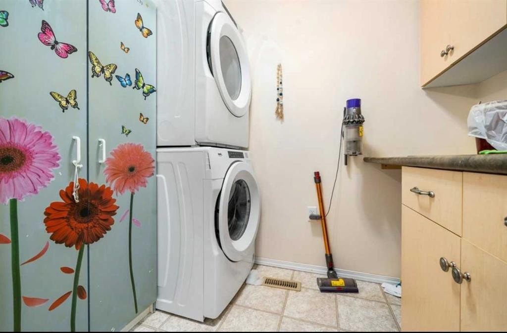 2-10 Broadway Court Nw, Redcliff, AB - Indoor Photo Showing Laundry Room
