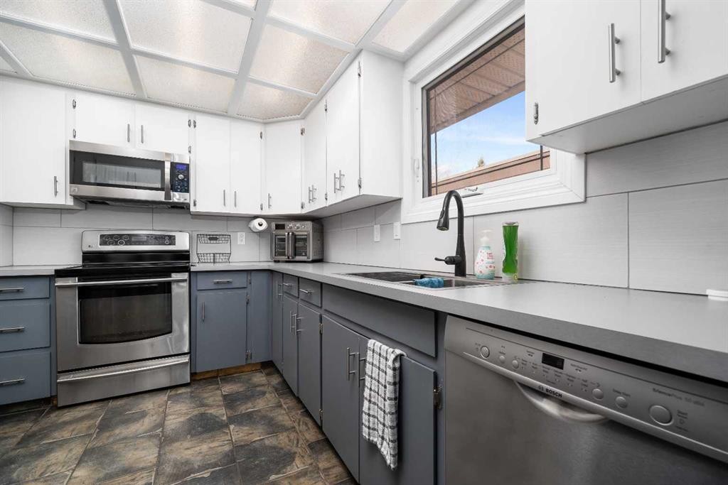 88 Cypress Way Se, Medicine Hat, AB - Indoor Photo Showing Kitchen