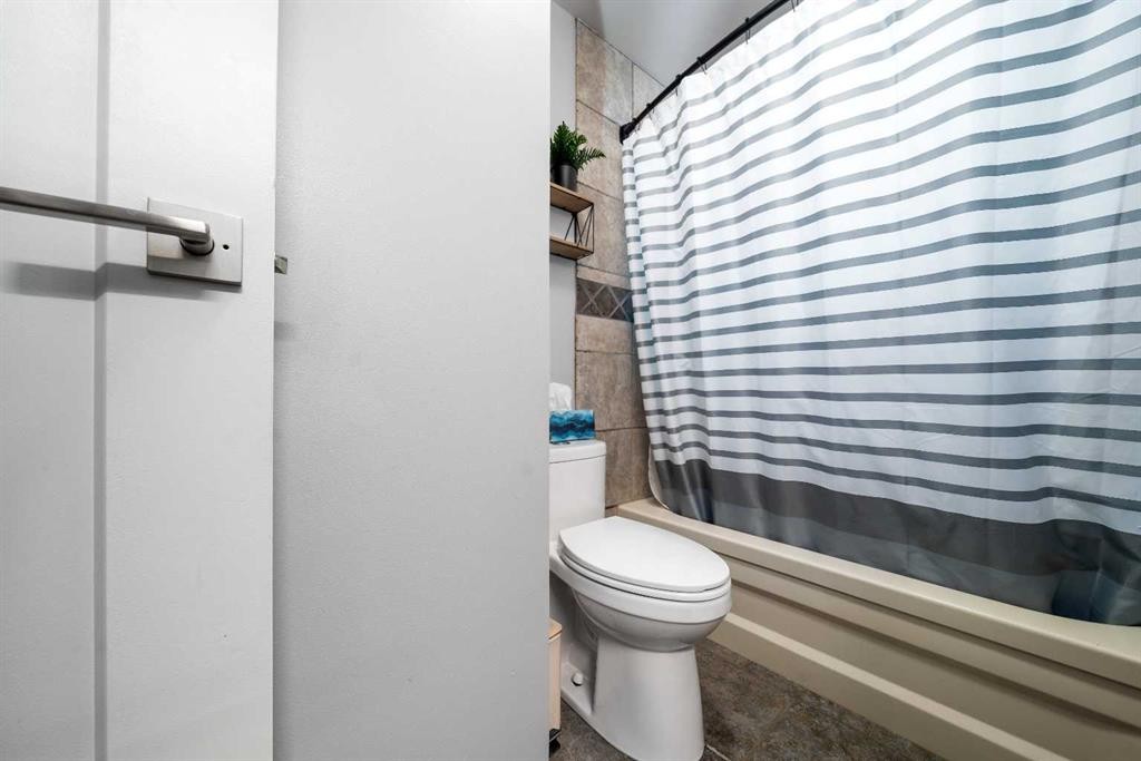 88 Cypress Way Se, Medicine Hat, AB - Indoor Photo Showing Bathroom