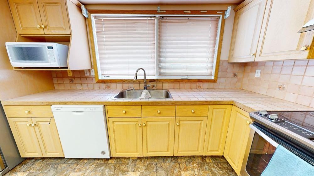 209 2 Avenue, Burdett, AB - Indoor Photo Showing Kitchen With Double Sink