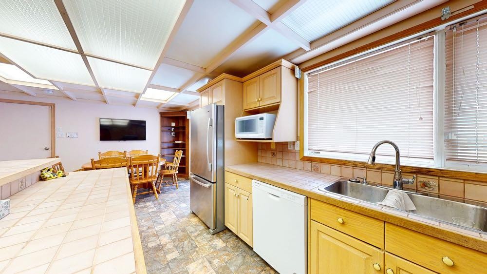 209 2 Avenue, Burdett, AB - Indoor Photo Showing Kitchen With Double Sink