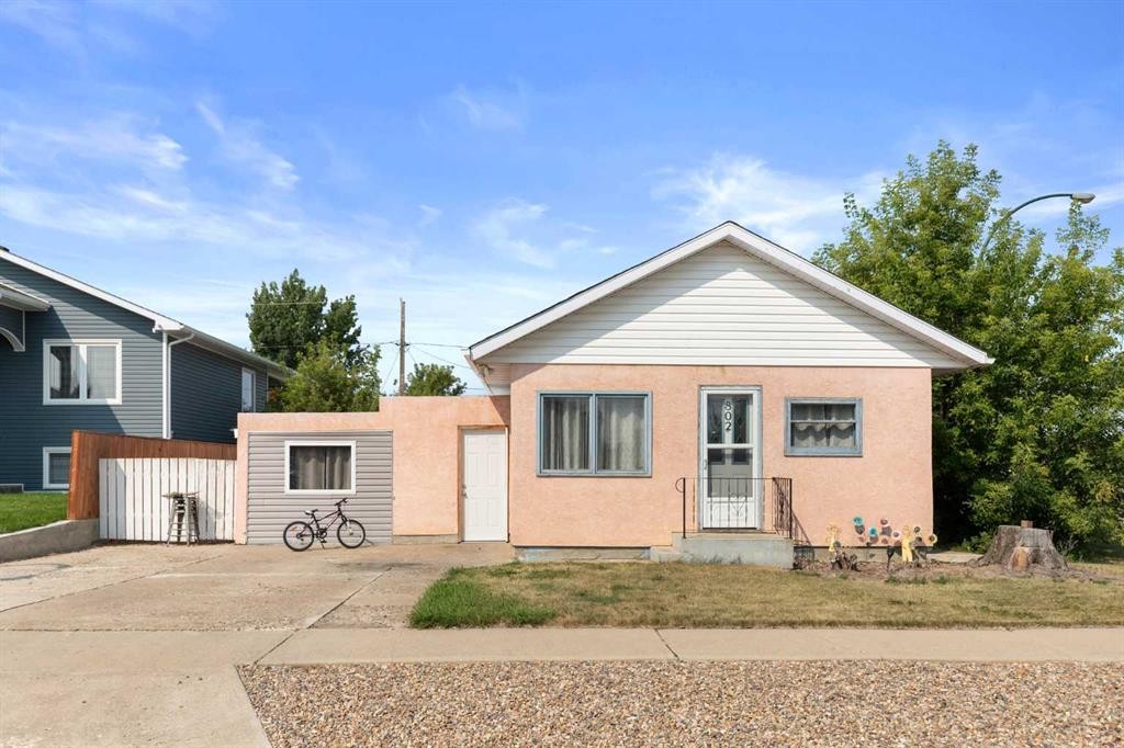 802 2 Street Se, Redcliff, AB - Outdoor