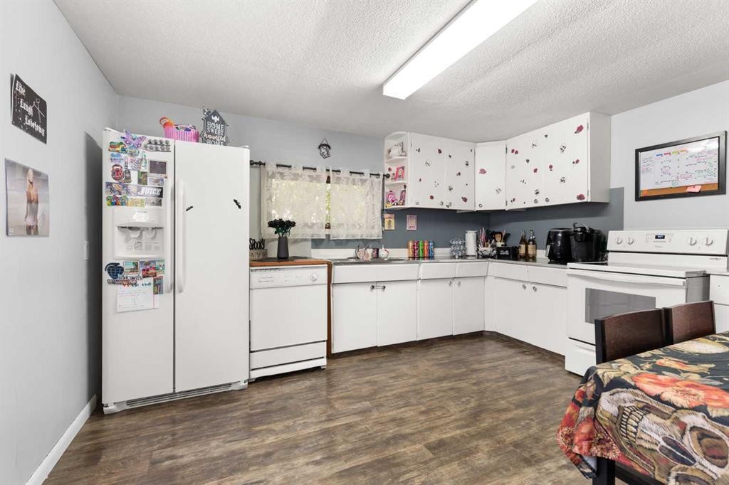 802 2 Street Se, Redcliff, AB - Indoor Photo Showing Kitchen With Double Sink