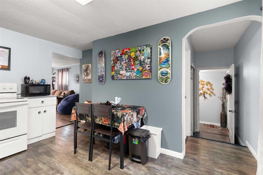 802 2 Street Se, Redcliff, AB - Indoor Photo Showing Kitchen