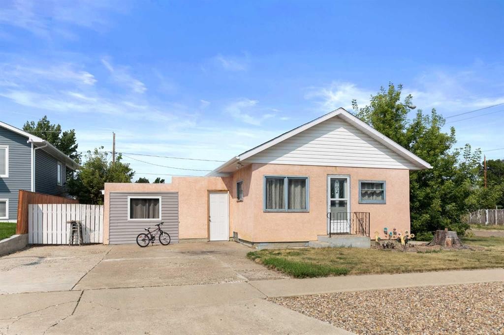 802 2 Street Se, Redcliff, AB - Outdoor