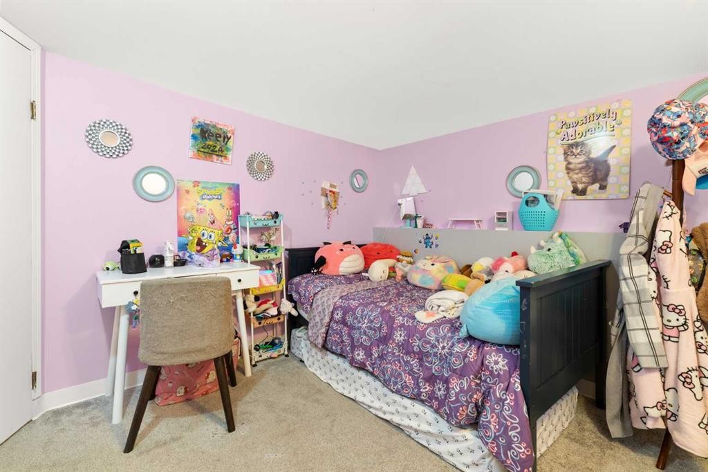 802 2 Street Se, Redcliff, AB - Indoor Photo Showing Bedroom