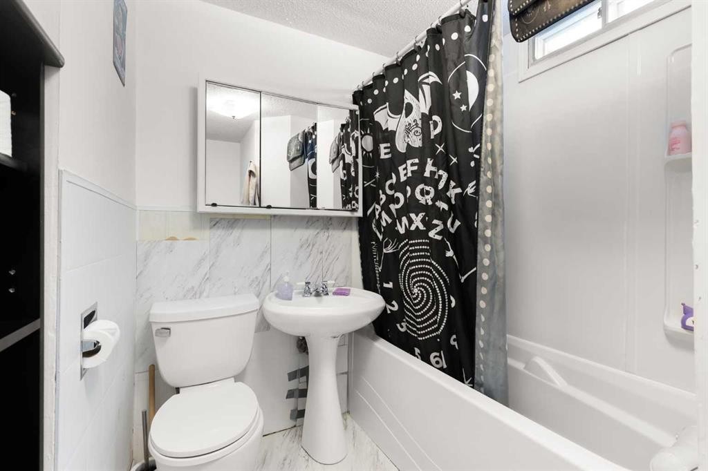 802 2 Street Se, Redcliff, AB - Indoor Photo Showing Bathroom