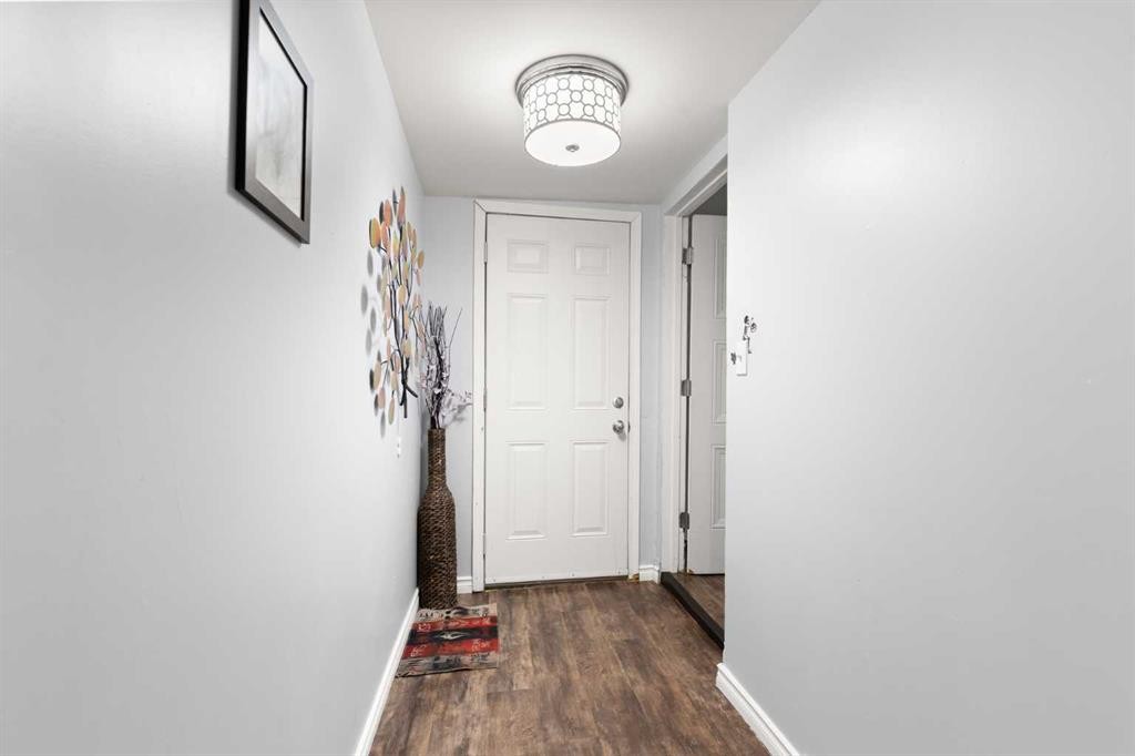 802 2 Street Se, Redcliff, AB - Indoor Photo Showing Other Room