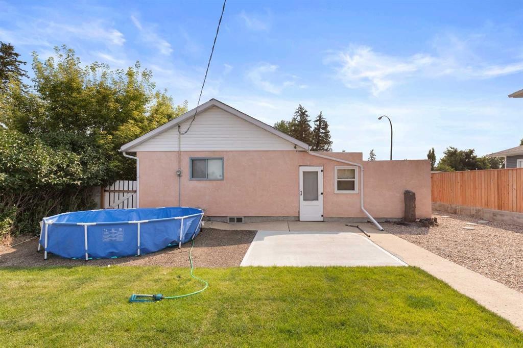 802 2 Street Se, Redcliff, AB - Outdoor With Above Ground Pool