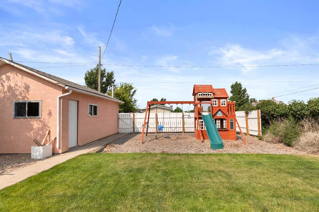 802 2 Street Se, Redcliff, AB - Outdoor With Exterior