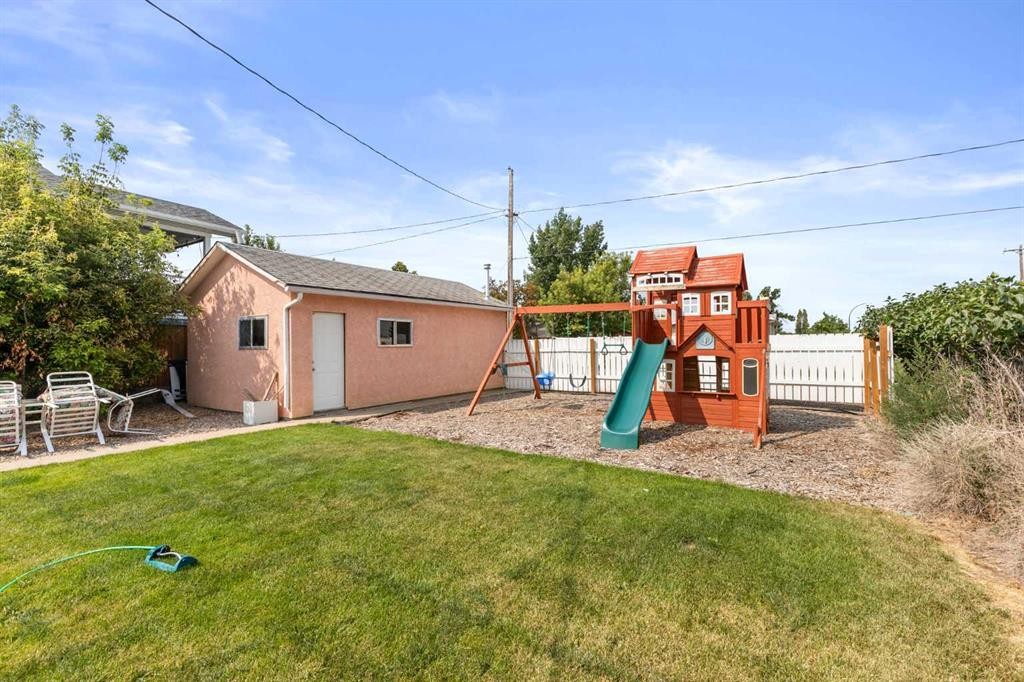 802 2 Street Se, Redcliff, AB - Outdoor