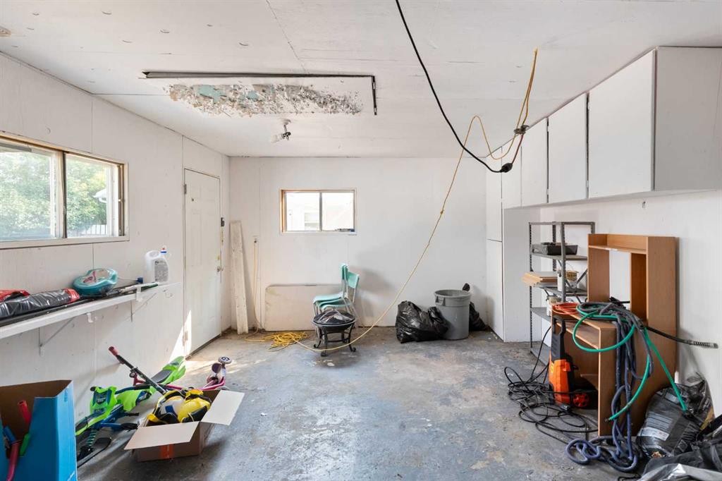 802 2 Street Se, Redcliff, AB - Indoor Photo Showing Other Room
