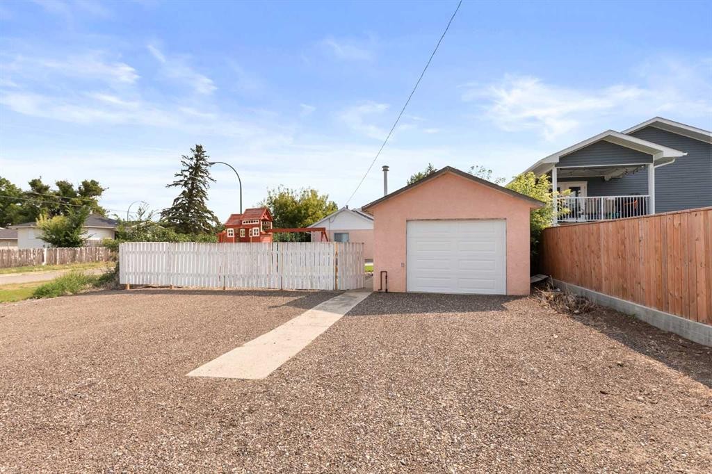 802 2 Street Se, Redcliff, AB - Outdoor