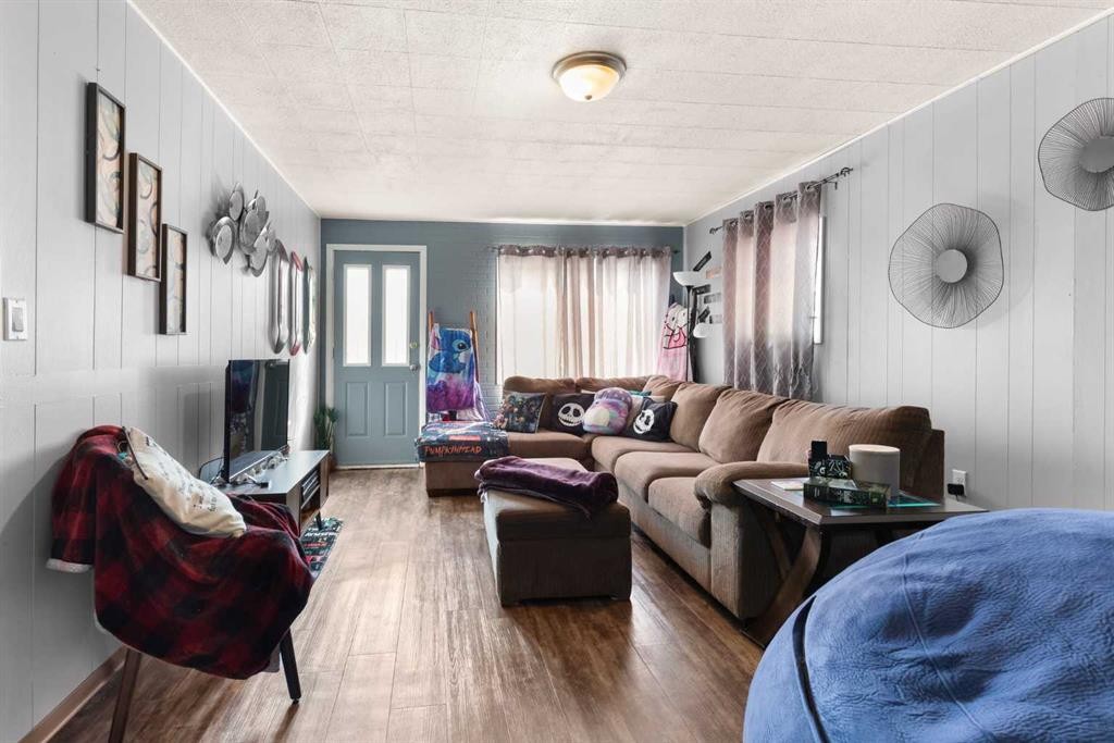 802 2 Street Se, Redcliff, AB - Indoor Photo Showing Living Room