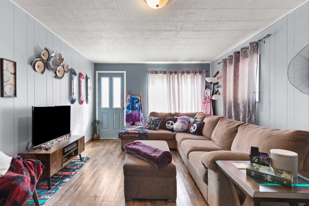 802 2 Street Se, Redcliff, AB - Indoor Photo Showing Living Room
