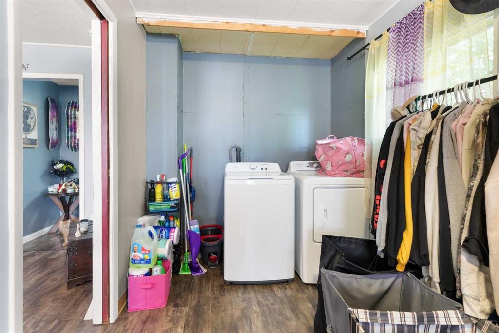 802 2 Street Se, Redcliff, AB - Indoor Photo Showing Laundry Room