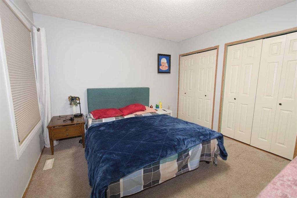 96 Simpson Crescent Se, Medicine Hat, AB - Indoor Photo Showing Bedroom