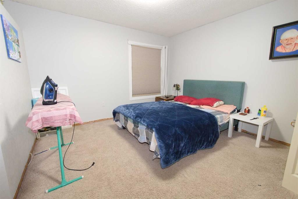 96 Simpson Crescent Se, Medicine Hat, AB - Indoor Photo Showing Bedroom
