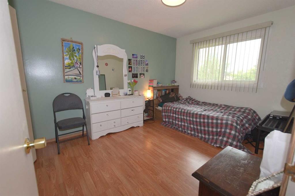 96 Simpson Crescent Se, Medicine Hat, AB - Indoor Photo Showing Bedroom