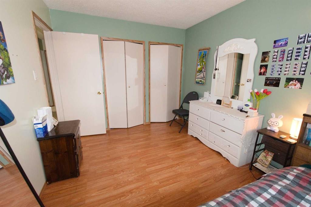 96 Simpson Crescent Se, Medicine Hat, AB - Indoor Photo Showing Bedroom