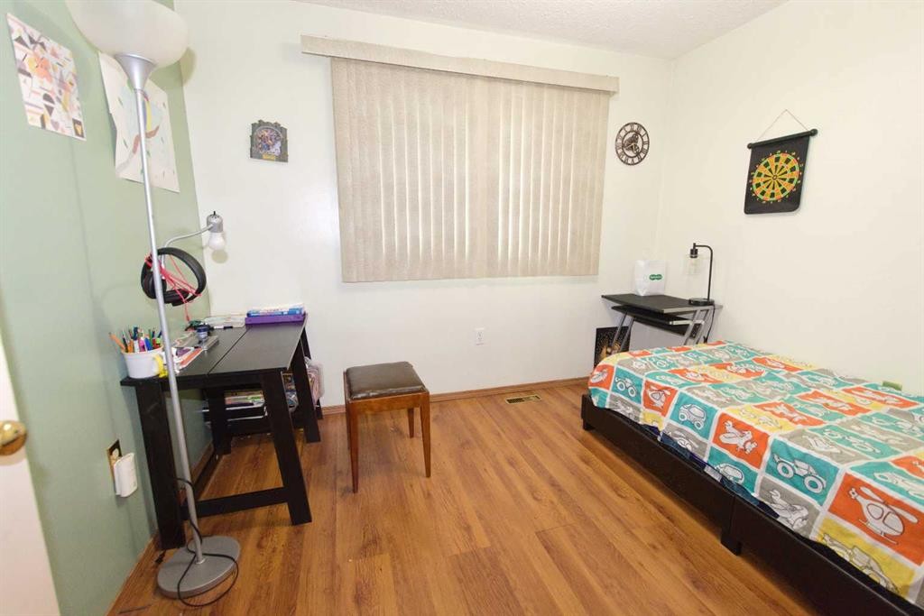 96 Simpson Crescent Se, Medicine Hat, AB - Indoor Photo Showing Bedroom