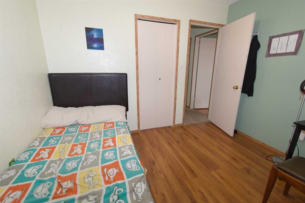 96 Simpson Crescent Se, Medicine Hat, AB - Indoor Photo Showing Bedroom