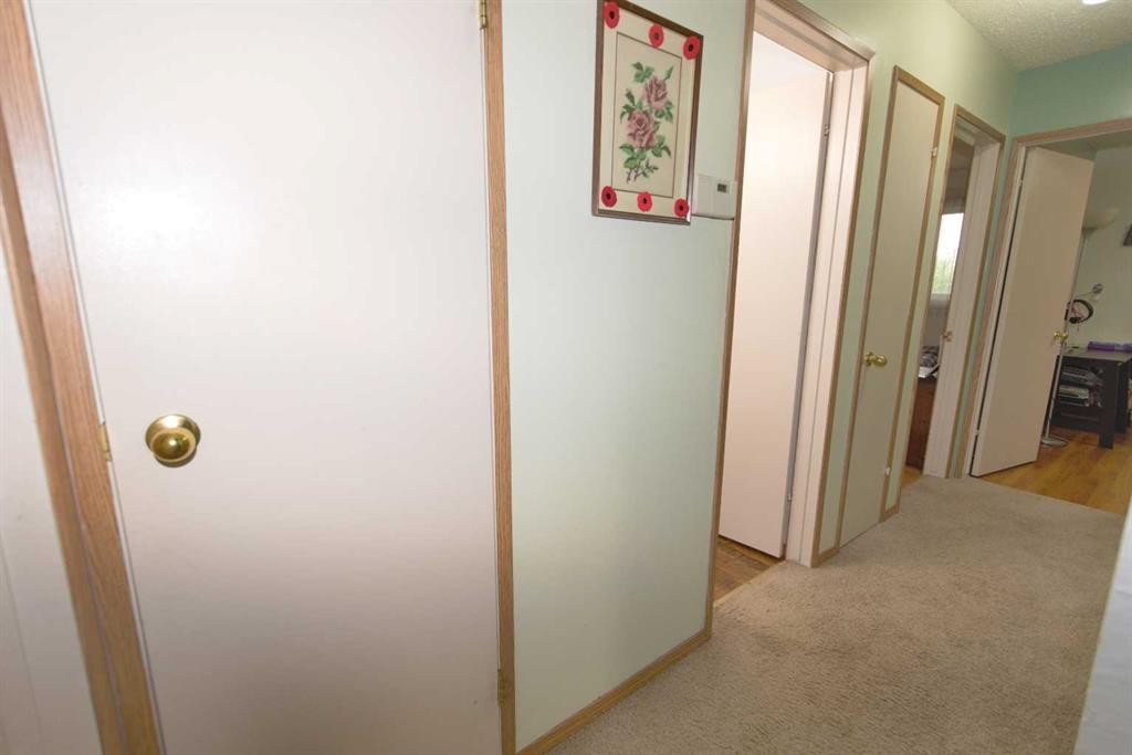 96 Simpson Crescent Se, Medicine Hat, AB - Indoor Photo Showing Other Room